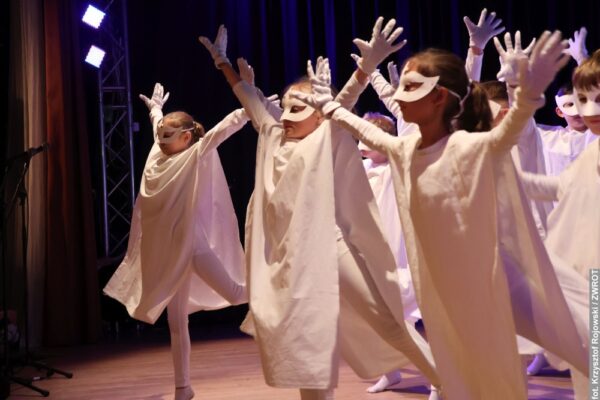 Polska szkoła w Suchej Górnej hucznie świętowała. Uczniowie zaprezentowali spektakl multimedialny