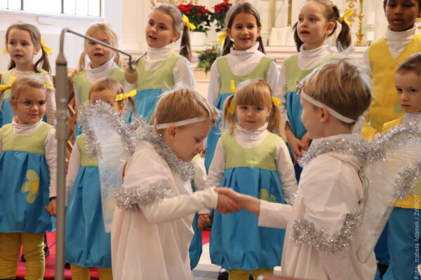 Świąteczne melodie w wykonaniu uzdolnionych uczniów. Koncert świąteczny Polskiej Szkoły Podstawowej w Czeskim Cieszynie przyciągnął tłumy