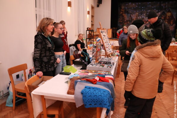 Jarmark bożonarodzeniowy w Lesznej Dolnej po raz drugi. Rozświetlono choinkę i zaprezentowano lokalne rękodzieło