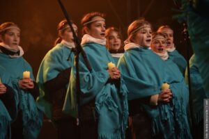 Rozświetlenie choinki w Bystrzycy. Kolędy, jarmark, wizyta Mikołaja i występ chóru Crescendo