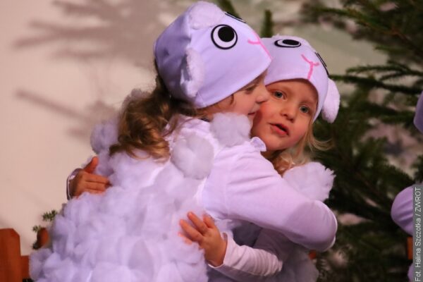 Urocze jasełka w Łomnej Dolnej. Dzieci wyczarowały wzruszenie na twarzach bliskich