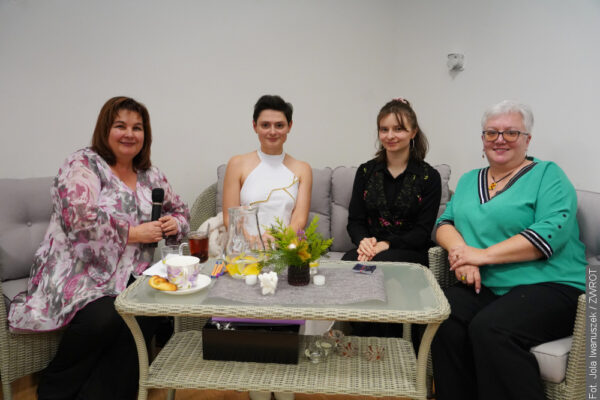 W Piotrowicach rozmawiano przy kawie. Inspirujące popołudnie z projektantką, opiekunką zastępczą i piosenkarką