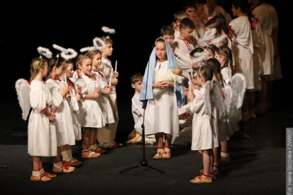 Trzy godziny folkloru. Koncert Świąteczny w Trisii ponownie wprowadził w bożonarodzeniowy klimat [zdjęcia, nagranie]