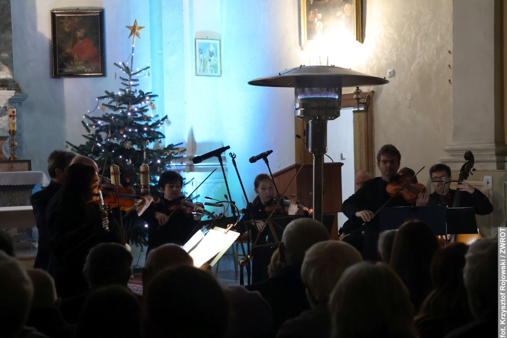 Świąteczny koncert w Ropicy przyciągnął tłumy. Zagrał chór Godulan, Anita Tomanek oraz Zámecký orchestr