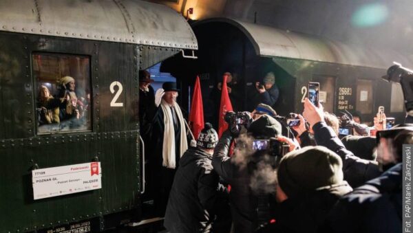 Wiwat Paderewski! Tłum mieszkańców na inscenizacji przybycia polityka i kompozytora do Poznania