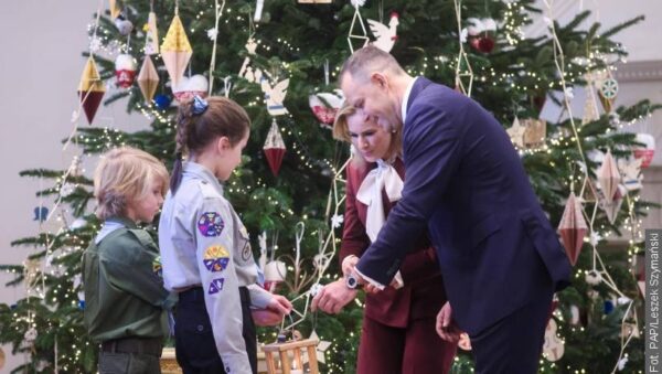 Harcerze przekazali prezydentowi Betlejemskie Światło Pokoju. „Pielęgnujmy dobro w sobie”