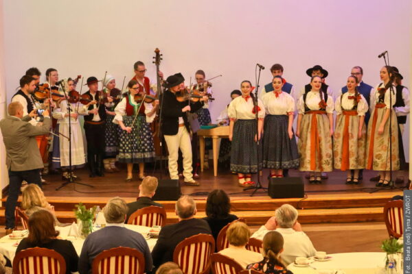 Folklorystyczne „Po Kolyndzie” Zespołu Pieśni i Tańca Olza. Publiczność wysłuchała trzech kapel oraz grupy śpiewaczej zespołu