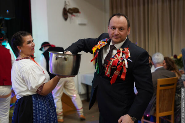 Bal Gorolski pod Godulóm. W Ligotce Kameralnej bawiono się w strojach ludowych