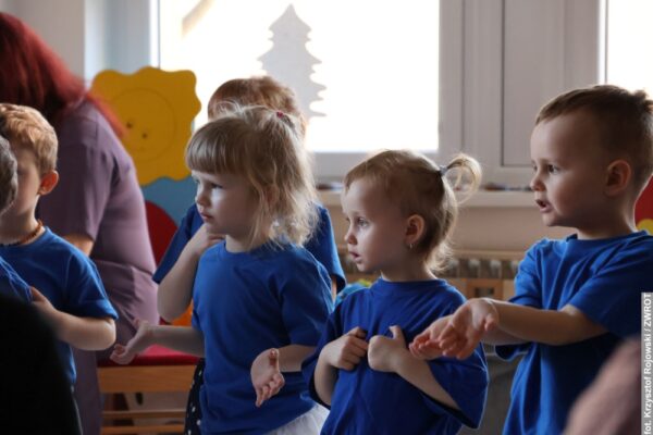 Wszystko z myślą o babciach i dziadkach. Trzynieckie przedszkolaki przygotowały występ dla swoich najbliższych