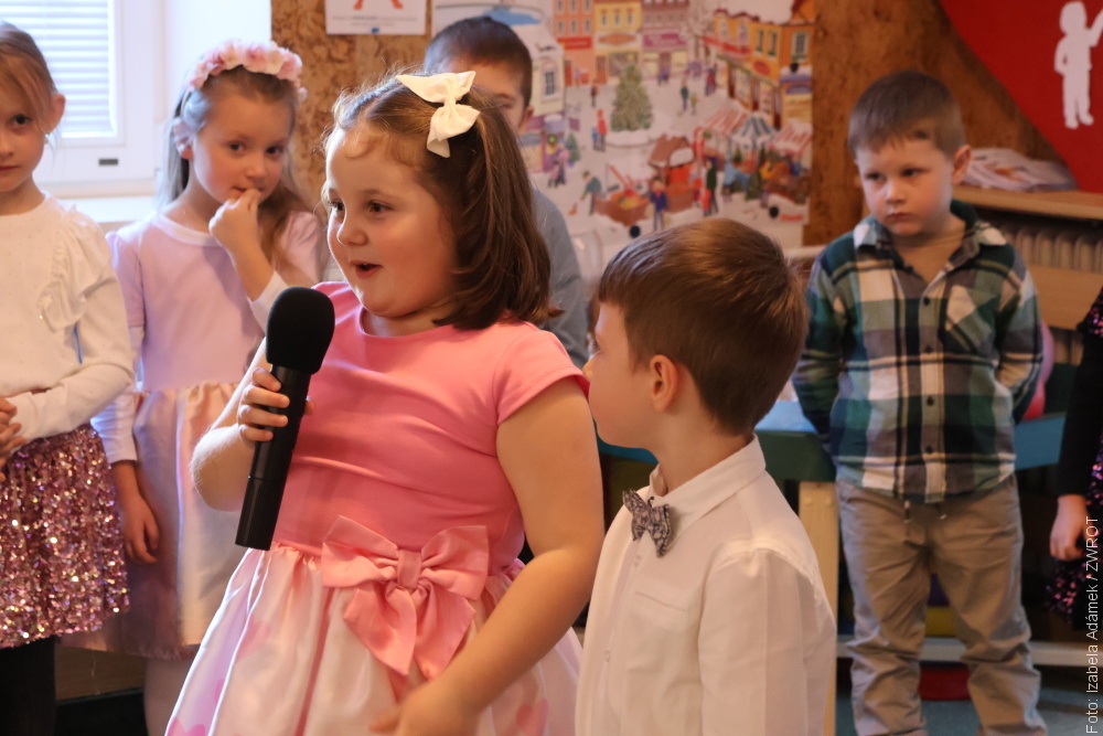 Uśmiechy, piosenki i wiersze. Przedszkolaki z Czeskiego Cieszyna świętowały Dzień Babci i Dziadka