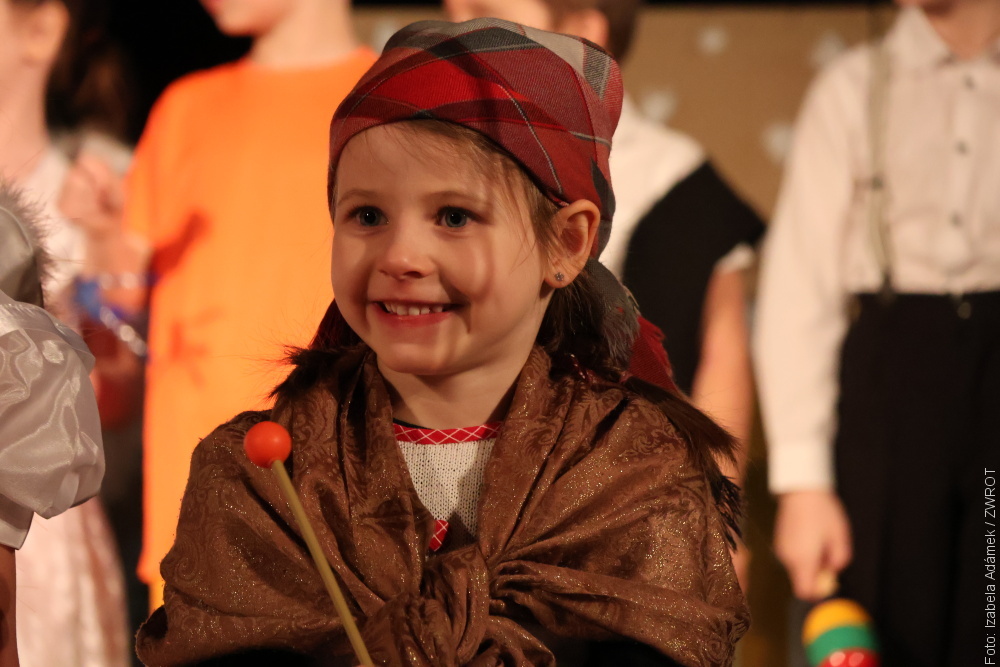 Karwińskie przedszkolaki przeniosły widzów do świata bajek, prezentując przedstawienie „Dziewczynka z zapałkami”