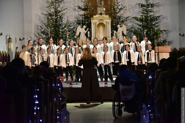 Koncert Kolęd w Jabłonkowie. Wspólny śpiew wypełnił kościół