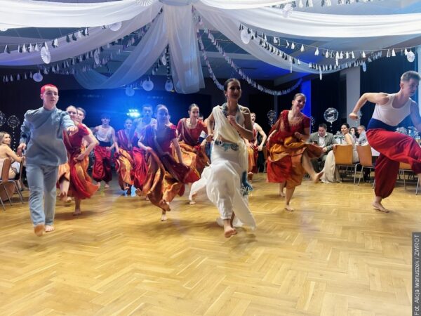 Lutynia Dolna. Tradycyjny bal Macierzy z pokazem tańców indyjskich i loterią