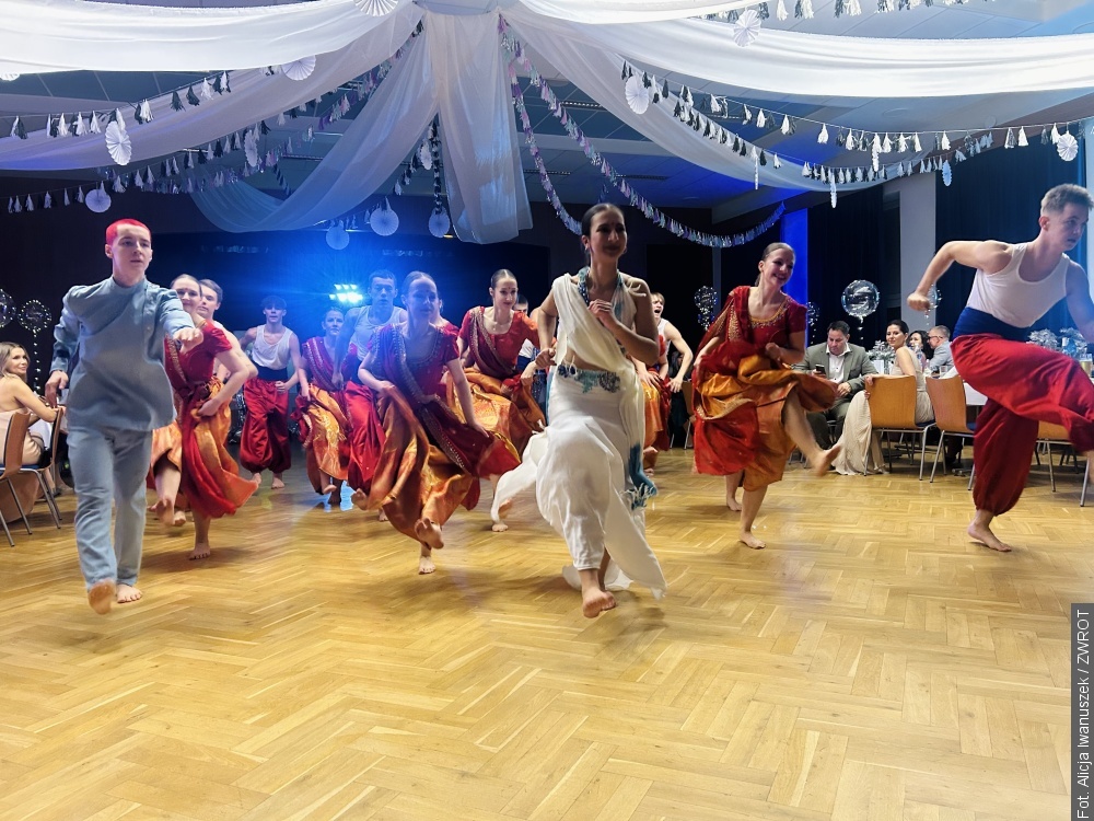 Lutynia Dolna. Tradycyjny bal Macierzy z pokazem tańców indyjskich i loterią