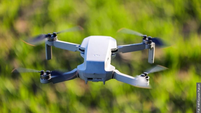 Słowo Roku 2025: kapituła wskazała „dron”, internauci postawili na „kosmos”