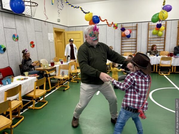 Niech żyją! Dzieci w Nawsiu zaprosiły babcie i dziadków na karnawał