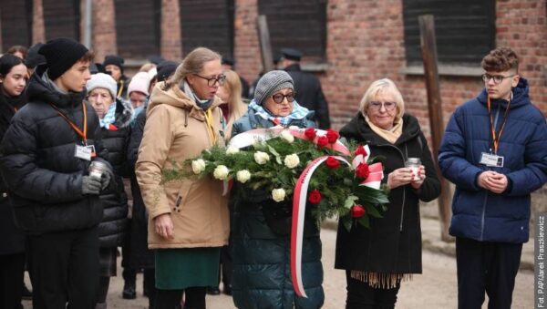 Ocalali złożyli kwiaty przed Ścianą Straceń w rocznicę wyzwolenia Auschwitz