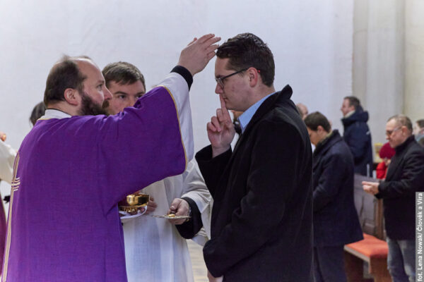 Przygotowujący się do chrztu spotkali się z biskupem. „Nie wchodzicie do wspólnoty nieomylnych”