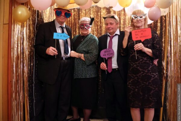 Bal Ostatkowy w Gródku z przytupem. Seniorzy pokazali, jak się żegna karnawał