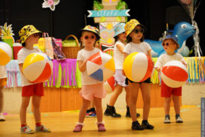 Dzieci ze szkoły w Lutyni Dolnej przeniosły się na słoneczne Hawaje [zdjęcia]