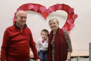 Rodzice wychowują, dziadkowie rozpieszczają.  Dzień Babci i Dziadka w przedszkolu w Trzyńcu [zdjęcia] 
