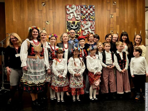 Dzień Strojów Ludowych w czeskim parlamencie. Zaolziańscy posłowie w strojach, krakowiaka zatańczyły dzieci z polskiej szkoły