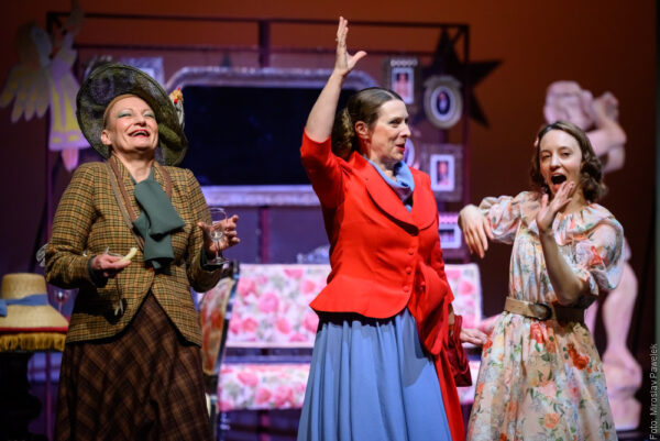 Komedia Bałuckiego wraca na deski Teatru Cieszyńskiego. Scena Polska zaprezentowała  „Niewolnice z Pipidówki”