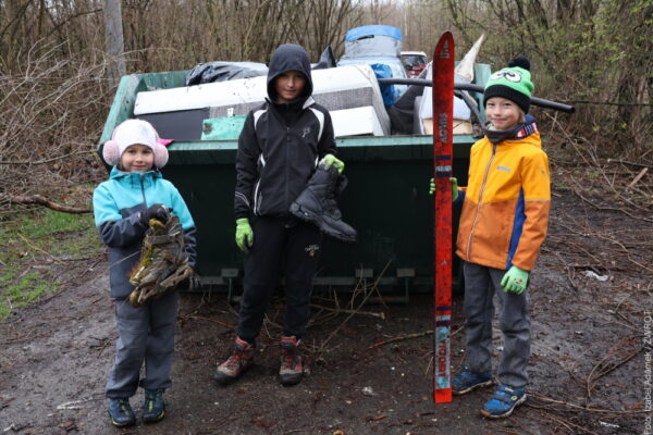 Od łyżworolek po tapczany. Uczniowie z Karwiny posprzątali Lipiny