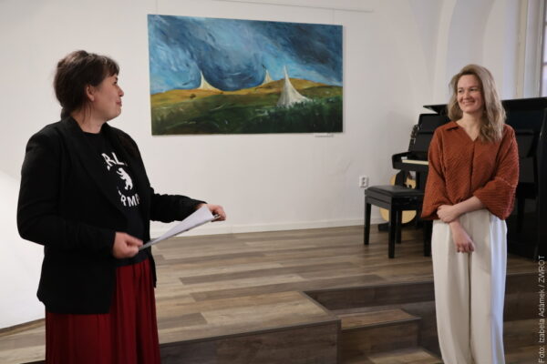 Biblioteka w Karwinie prezentuje kolejną wystawę. Paulina Bubík Szotkowska zaprasza do odkrywania emocji przez sztukę