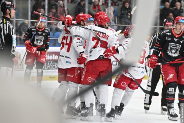 Rollercoaster emocji i druga wygrana w ćwierćfinałach! Teraz rywalizacja Stalowników i Hradca Kralowe przenosi się do Trzyńca