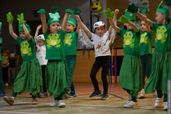 Pszczółka Maja zawitała do Karwiny. Przedszkolaki bawiły się na baliku