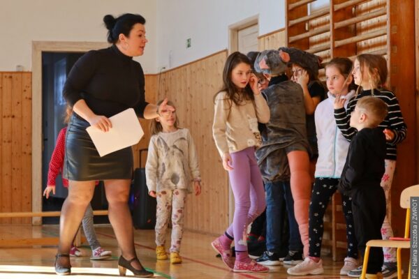 Jak w Cierlicku powstaje szkolny spektakl? Irena Włosok w „Zwrotowisku”