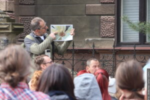 Spacer szlakiem magnolii w Cieszynie. Tłumy i trzy godziny opowieści