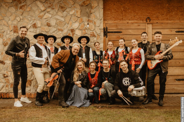 Bartnicky z nowym singlem. Teledysk powstał w Lesznej Dolnej, tańczą w nim Oldrzychowice