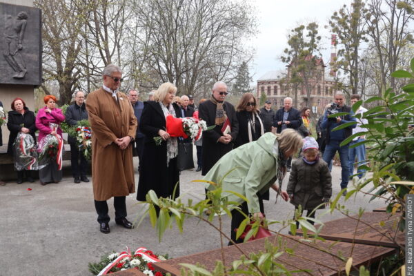 Dzień Pamięci Ofiar Zbrodni Katyńskiej. Pod pomnikiem na Konteszyńcu spotkali się członkowie Stowarzyszenia Rodzina Katyńska w RC oraz zaproszeni goście