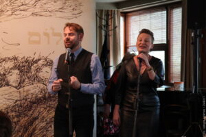 Aktorzy i widzowie przy jednym stoliku. Dzień Aktora w Czeskim Cieszynie