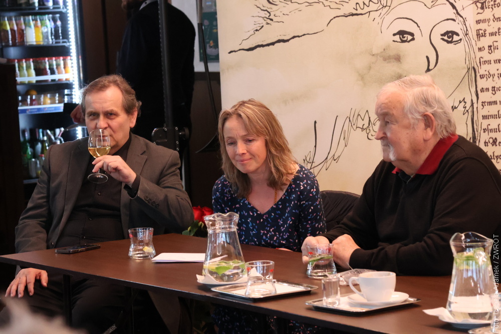 Aktorzy I Widzowie Przy Jednym Stoliku Dzie Aktora W Czeskim aktorzy-i-widzowie-przy-jednym-stoliku-dzie-aktora-w-czeskim