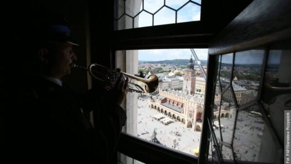 Nowe trąbki dla hejnalistów z wieży mariackiej. Sprzęt wart 150 tys. zł już w użyciu