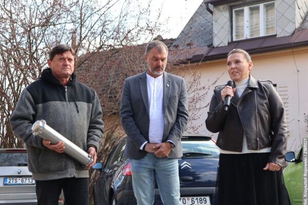 Szkoła Podstawowa w Suchej Górnej z przesłaniem dla przyszłych pokoleń. Kapsuła czasu zakopana pod głazem z plejstocenu