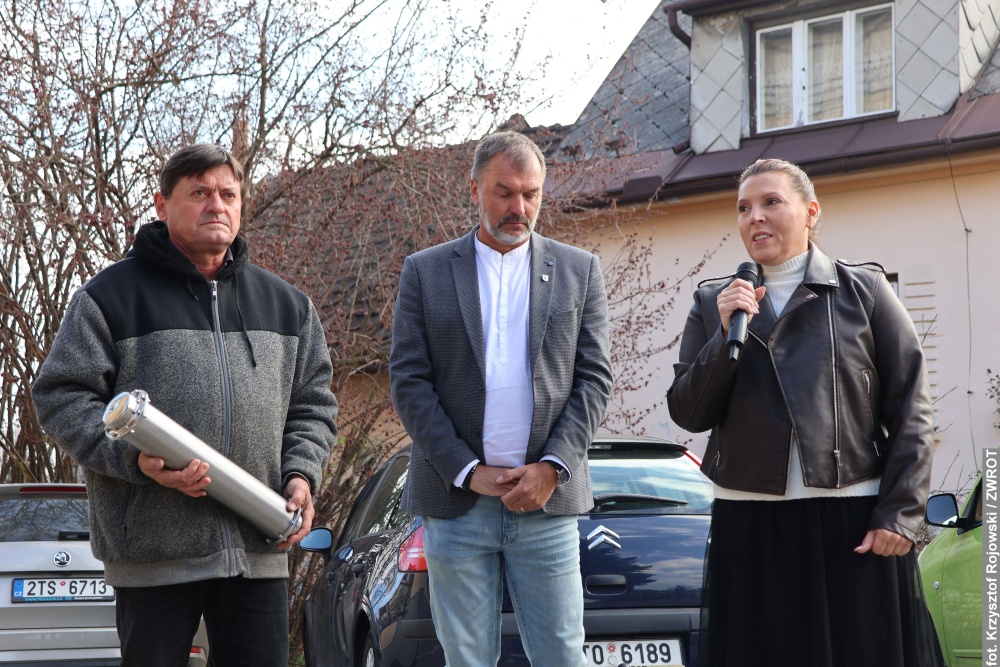 Szkoła Podstawowa w Suchej Górnej z przesłaniem dla przyszłych pokoleń. Kapsuła czasu zakopana pod głazem z plejstocenu