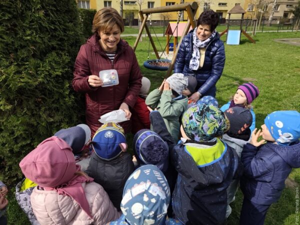 Wielkanocny tydzień w przedszkolu. Dzieci z Grabińskiej odwiedził zajączek