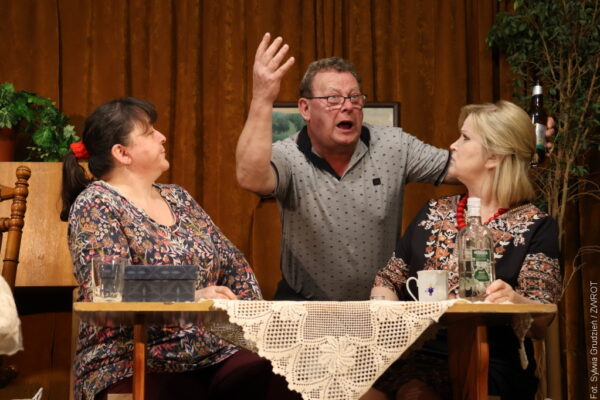 Owacje, śmiech i wielkanocna tradycja. Kolejna udana premiera w Milikowie