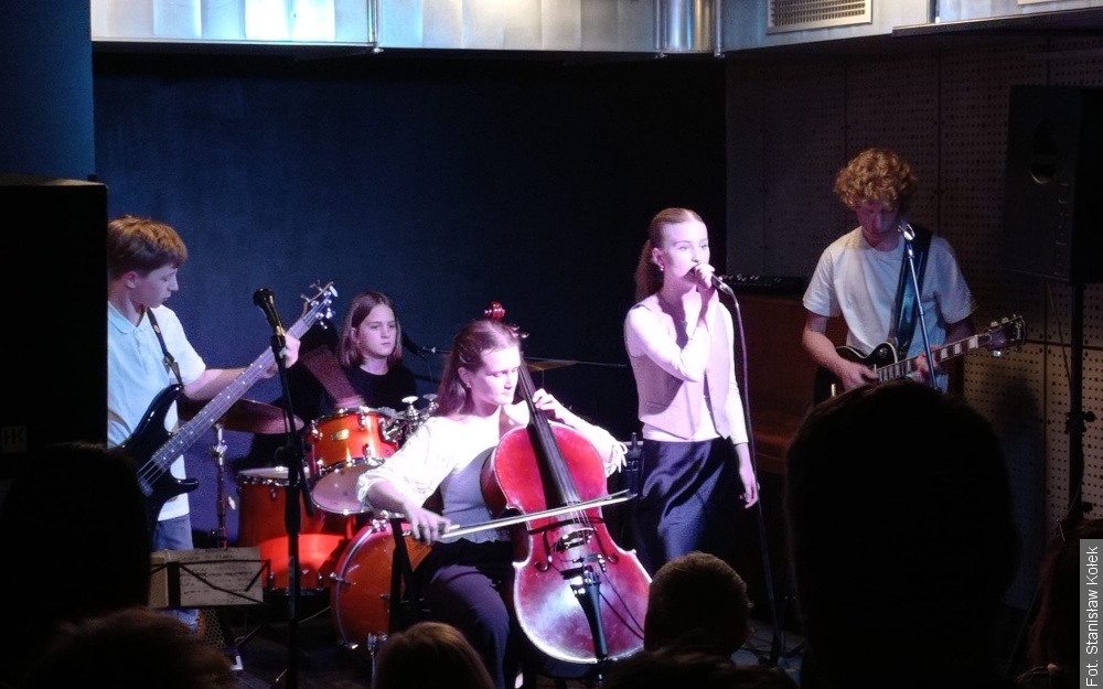 Muzyczne klasyki w młodzieżowym wykonaniu. „Dziuplą” zaczarowali uczniowie polskiej podstawówki w Czeskim Cieszynie