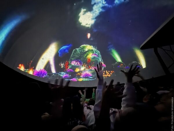 Podmorska przygoda na Moskiewskiej. Miejscowe przedszkole odwiedziło Mobilne Planetarium