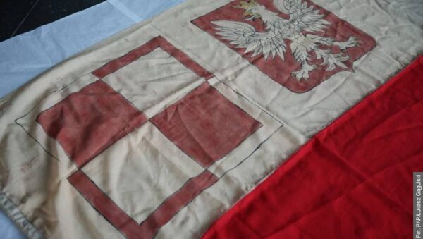 Tę flagę pokazują tylko raz w roku. Wyjątkowy eksponat na Dzień Flagi RP