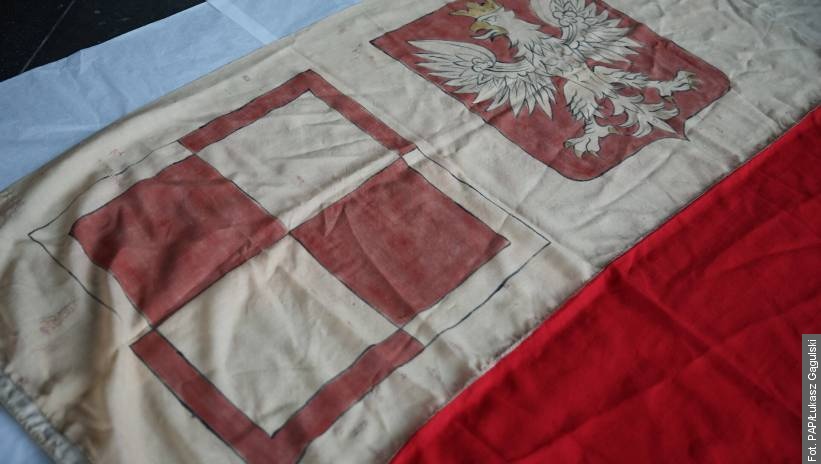 Tę flagę pokazują tylko raz w roku. Wyjątkowy eksponat na Dzień Flagi RP