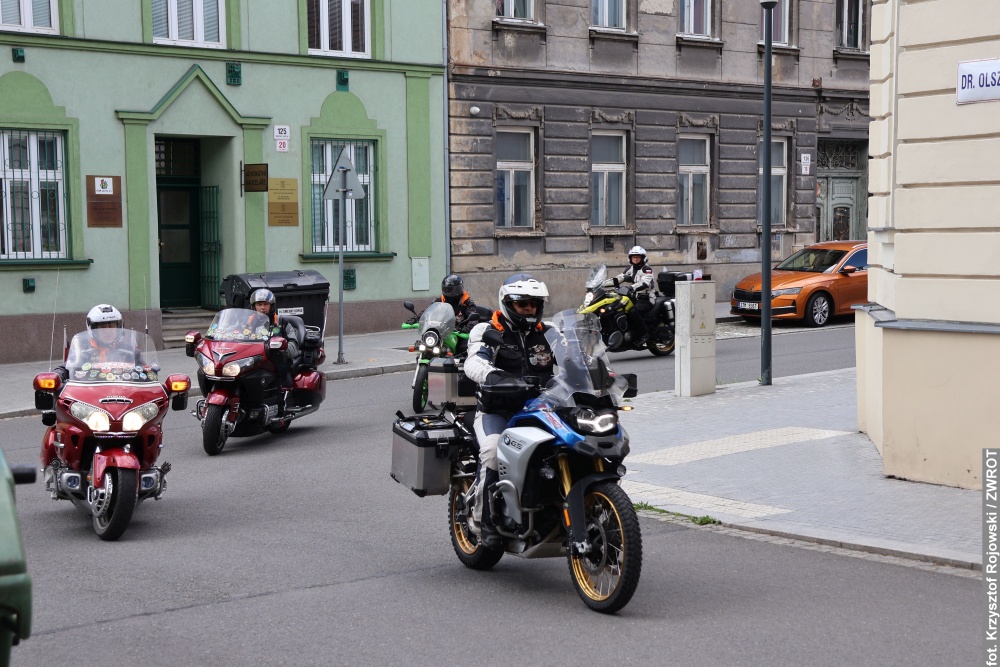 Polscy motocykliści zawitali do szkoły w Karwinie. Wspominali postać Henryka Flamego