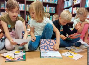 Pasowanie na czytelnika we Frysztacie. Pierwszoklasiści rozpoczęli biblioteczną przygodę