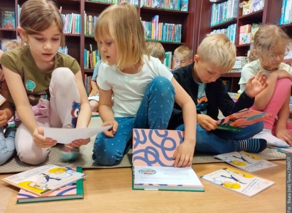Pasowanie na czytelnika we Frysztacie. Pierwszoklasiści rozpoczęli biblioteczną przygodę