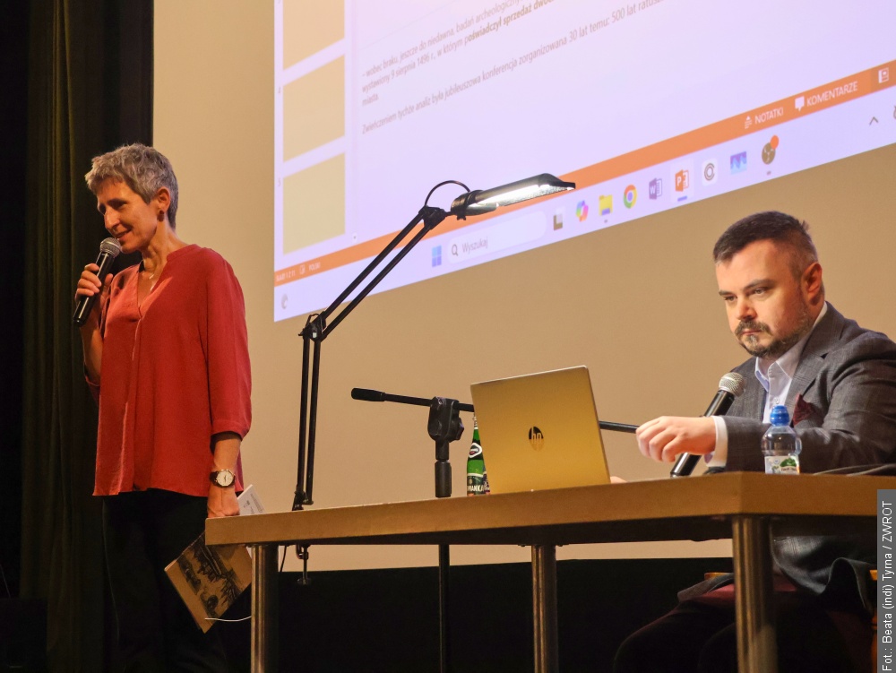 Najstarszy ratusz stał pośrodku Rynku. Konferencja pokazała, co odsłoniły wykopaliska w Cieszynie